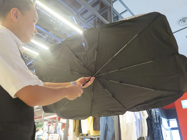 昨夏の猛暑下、カー用品店でめちゃ売れたという折り畳み傘タイプのサンシェード。柄の部分が自在に曲がるため車種を問わず設置がラク