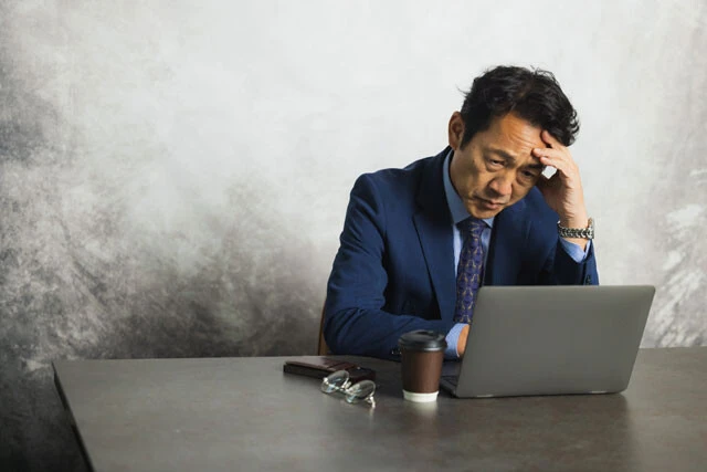 上司がため息をつくときは、人に対して怒っているより仕事がうまく進まないイライラが原因のほうが多い。自分に怒っているのでは?などと考えすぎないように