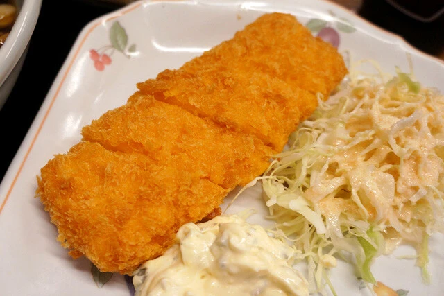 【エビステーキカツ】もう二度と会えないかもしれない。所沢の定食屋の日替わりメニュー「エビステーキカツセット」に感動:パリッコ『今週のハマりメシ』第158回