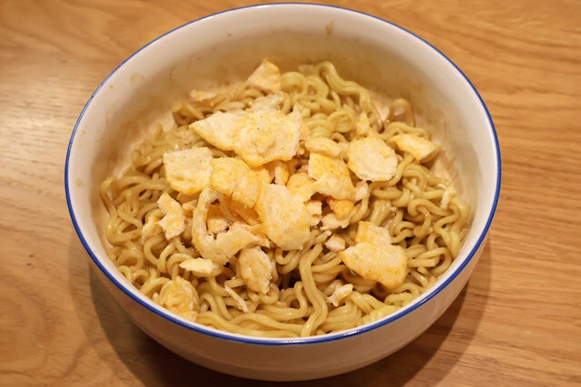 「ハートチップル」のガーリック風味とザクザク食感はまぜそばによく合う。激安むし焼きそばのまぜそばに足せば、超コスパ麺に！