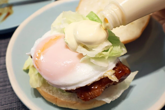 (4)仕上げ! ファミチキバンズにレタス、てりやきチキン、目玉焼きをのせてマヨネーズをかけよう。お好みでハッシュドポテトを加えるとボリューム感UP! ベーコンを加えても激ウマだ!