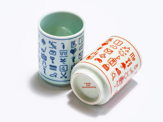 iモードでは絵文字の人気がさらに高まり、絵文字シールやすし屋でよく見る「魚へんの漢字湯飲み」にソックリの絵文字湯飲みなど、画面を飛び出してグッズに発展したほど