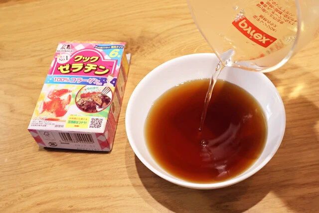 (2)ゼラチン! 麺つゆをお好みの濃さに希釈し、熱湯で溶かしたゼラチンを加えてよく混ぜる。そのまま冷蔵庫で冷やして固めよう。こちらも下準備。そうめんを作る数時間前に準備をしよう
