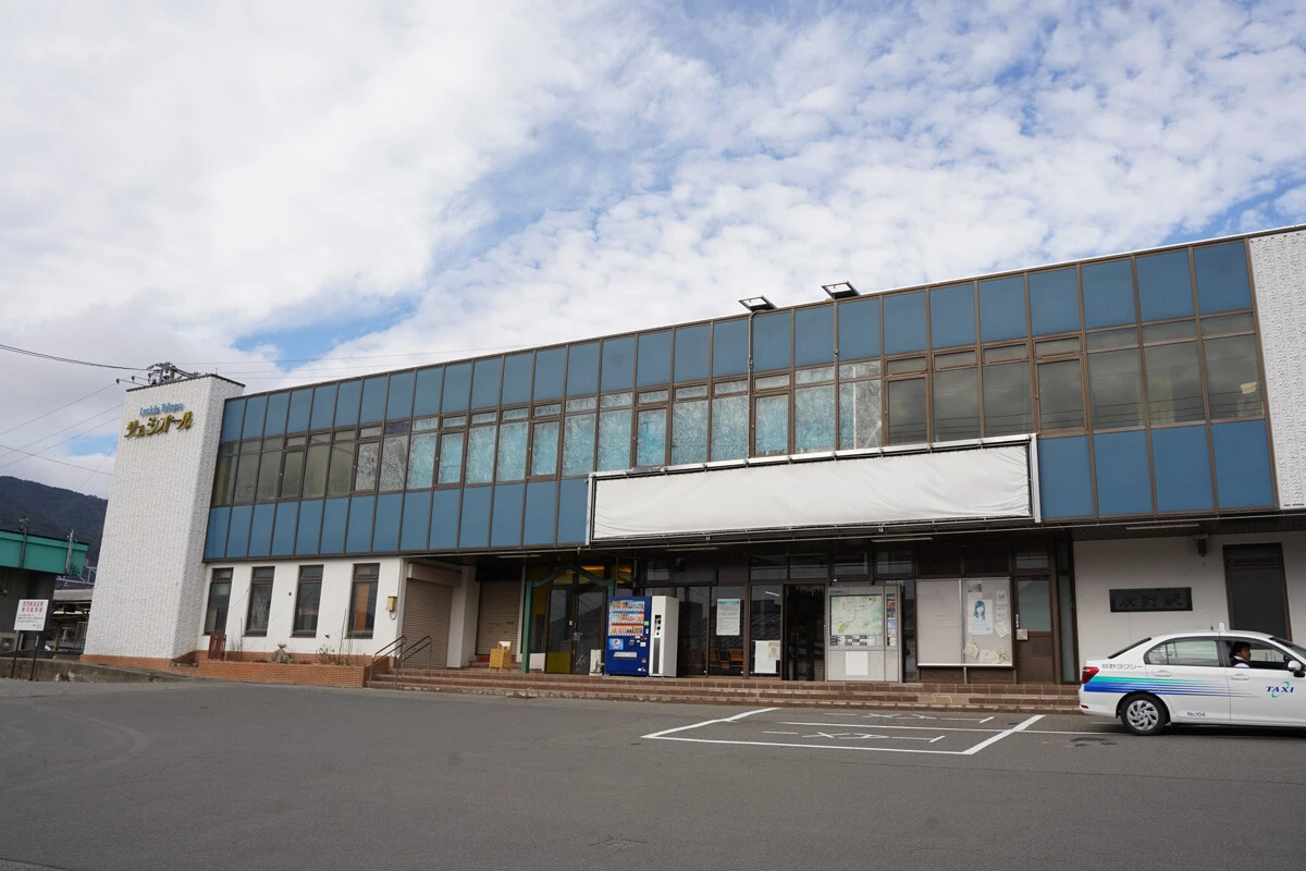 ほぼ空きテナントになっている辰野駅