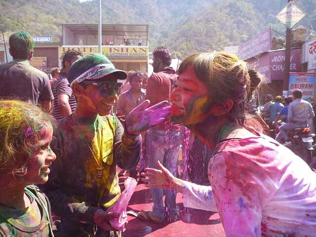 春を祝う祭り「ホーリー祭」を穏やかな街リシケシで体験