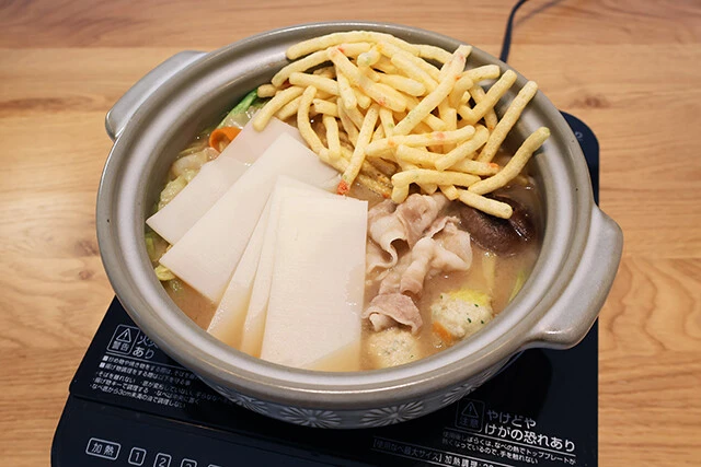 超こってり天一鍋 スライス餅とサッポロポテトを溶かすとスープがどろりと超濃厚に! ポテトの甘みと塩気で味にも深みが生まれる