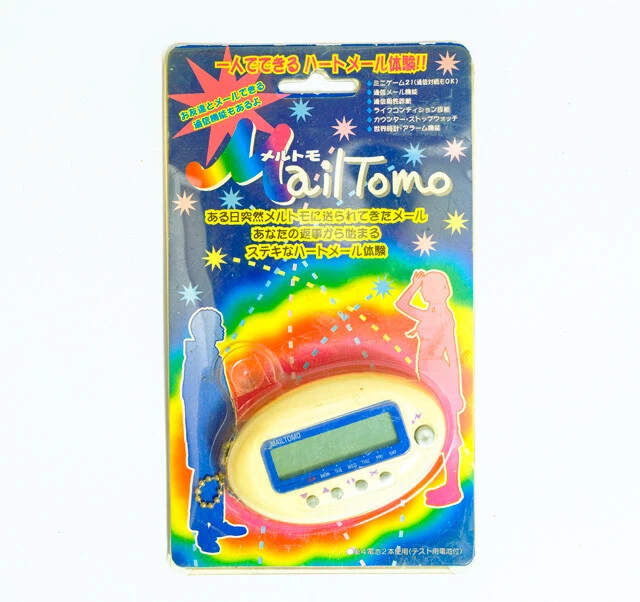 独自のメール機能を搭載した類似品も！　たまごっちやテトリンなどの流れで登場したキーチェーンゲーム「メルトモ」。一応通信機能もあり、ラブゲティのような出会い系かと思いきや、基本はひとりで架空のメル友とメールをする寂しい人向けガジェットである