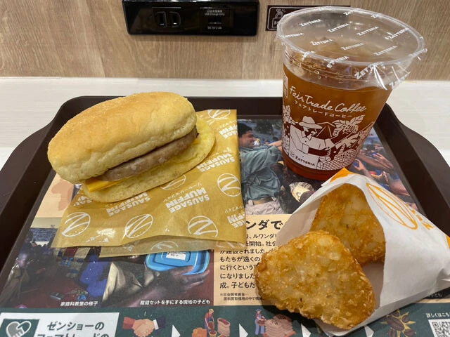 【ゼッテリア】ソーセージマフィンセット●490円　マフィンが独特でふわふわもちもち