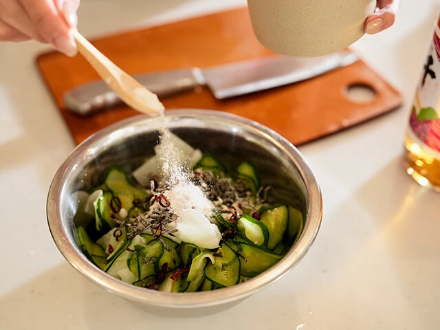 塩昆布での味付けと鷹の爪のアクセントで締まった味に