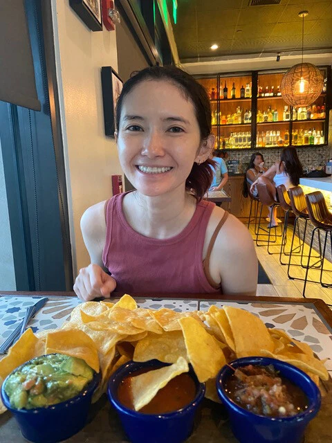 発案者のナチョさんの名前が由来だと知らずに、ナチョスを頬張る市川