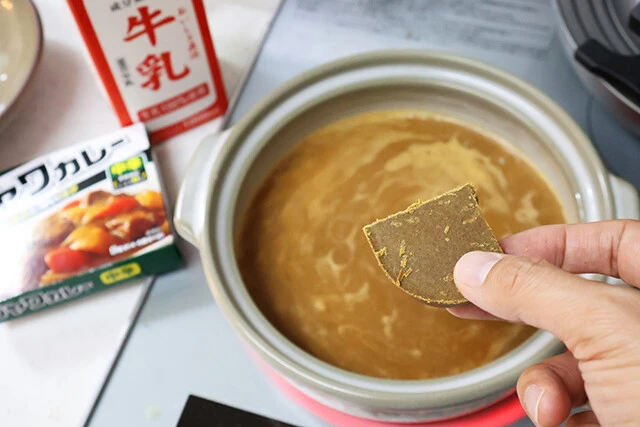 味がグチャグチャになりそうに見えるが、ジャワカレーのスパイスと牛乳のコクで見事にまとまる。さらにチーズを入れても最高!