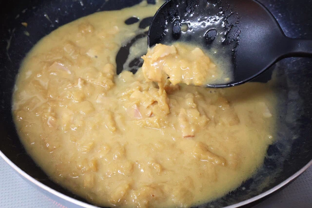 (2)煮込む! サッポロポテトにスープをたっぷり吸わせつつスープを煮込み、おたまで潰しながら全体をよくかき混ぜる。ドロドロにならなかったらポテトととろけるチーズを追加しよう