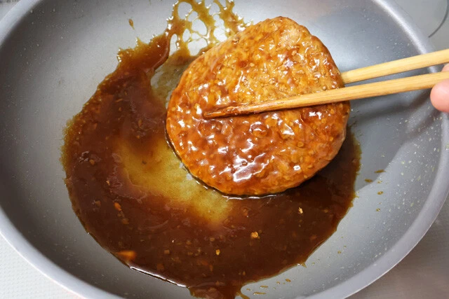 （３）絡める！　フライパンにビーフパティを入れ、さらにクックドゥを入れて肉に絡めながら加熱。パティが温まったら取り出し、続いて（２）も同様に温めながらクックドゥを絡める