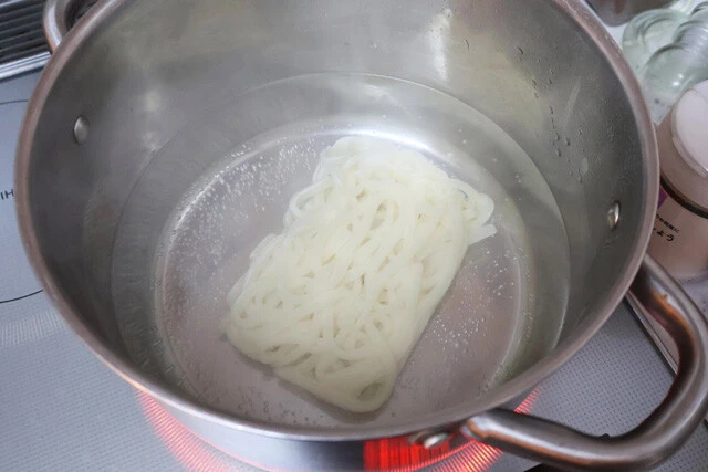 (2)ゆでる! めんつゆと具の準備ができたら冷凍うどんをゆでよう。もちろん乾麺などで代用しても問題ない。ただしゆでる前に燻製はしないこと。せっかくの燻香がお湯で薄れてしまうぞ