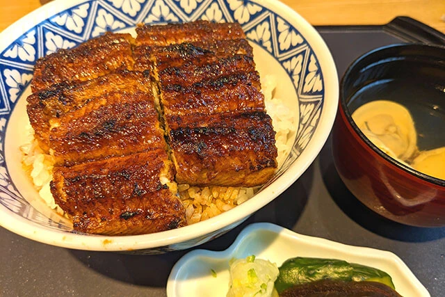 【まるや】《出店エリア》...東京・☆愛知　《店舗数》...6店舗　《漬物》...○　《椀物》...肝吸い付き　《焼き方》...関西風「名古屋発の大行列店」百貨店内の店舗に足を運んだが、開店前から行列だった。鮮度重視を標榜。みりんの利いたタレはご飯とよく絡み合い、ひつまぶしとの相性も良さそう。食後の深蒸し緑茶のサービスも、贅沢感があっていい（注文したメニュー　うな丼...4250円）