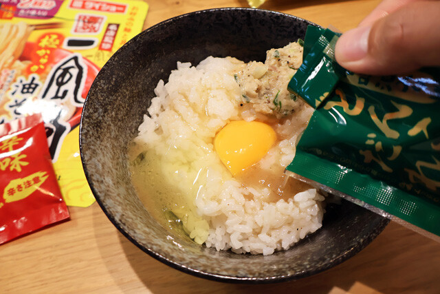 （３）タレ！（１）に卵を入れ、餃子の中身ものせたら「一風堂 極からか油そばの素」のタレを全体にかける。まずは半量くらいを入れておき、食べながら少しずつ足していくのがオススメ