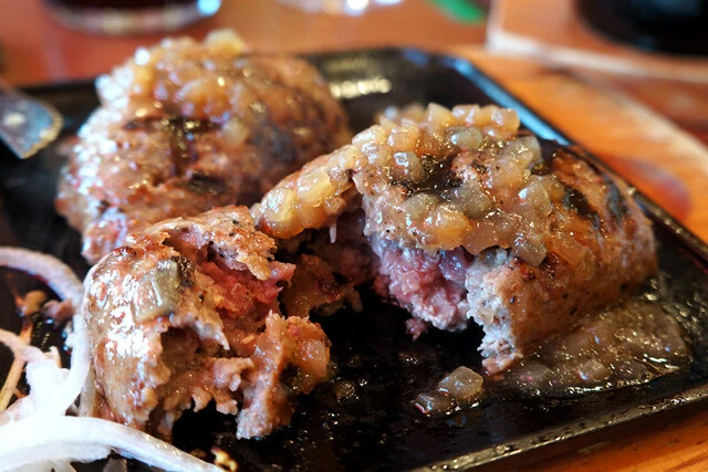 荒々しいハンバーグを