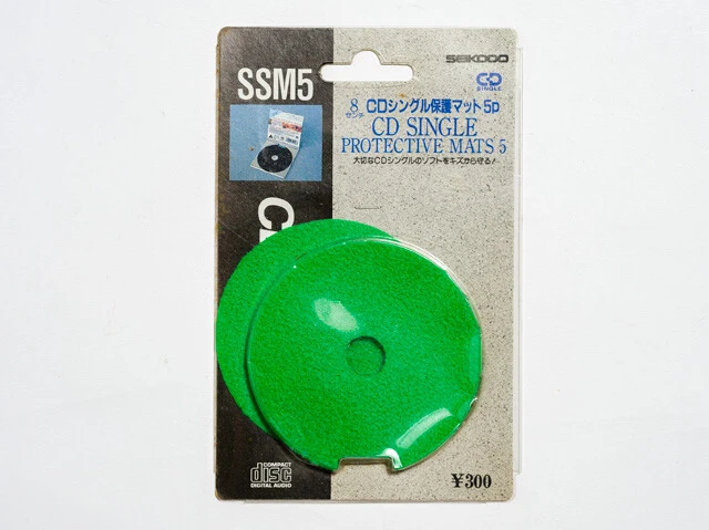 写真は埼玉県加須市に存在したCDショップCometの保護マット。アルバムを買うと好きな色を1枚もらえる。8㎝CD用の保護マットも存在。シングルアダプター＆保護マット付きプラケースという商品まで売られていた