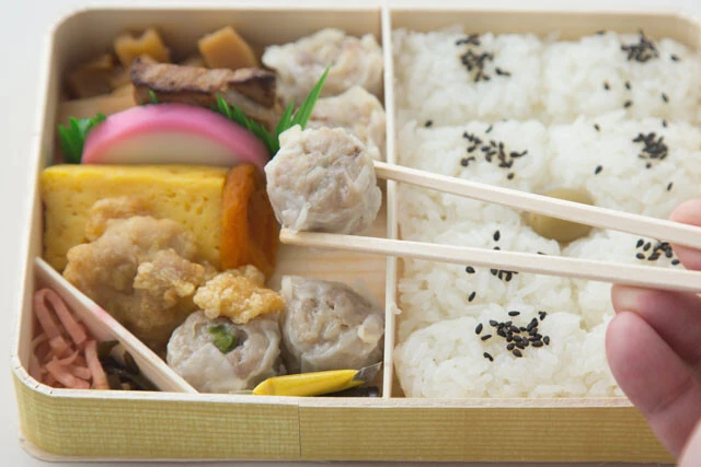 社長はまずひとつ目のシウマイは何もつけずに食べる