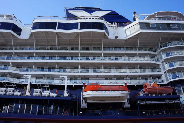 フードコートの真横に停泊していた豪華クルーズ船