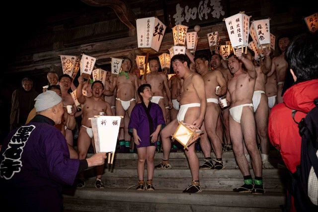 裸の男たちを先導したのは蘇民祭保存協力会青年部。18時からスタートし、境内には彼らの雄々しいかけ声が鳴り響いた