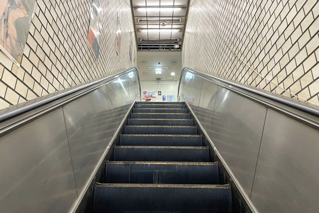 エスカレーターで