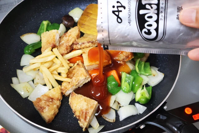 (3)混ぜる! いったん火を止め、(1)とクックドゥを入れたら再び加熱。全体を混ぜ合わせたら完成だ。あえて(1)でチキンをカットせず、野菜も挟みやすい形状にして酢豚バーガーにするのもアリ!