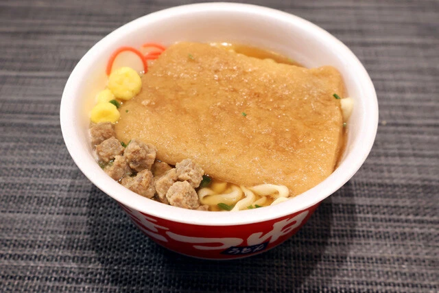 赤いきつね謎肉うどん　謎肉を入れるだけで甘みとうまみたっぷりの肉うどんに。どのカップうどんでもアリだが、相性が完璧なのは赤いきつね（東洋水産）