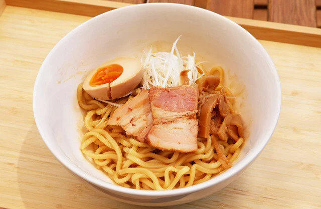 中華麺をゆでてタレを混ぜれば即完成。ネギや味玉、焼き豚などの具材をのせれば一気に本格的な味わいに。価格も良心的でうれしい！