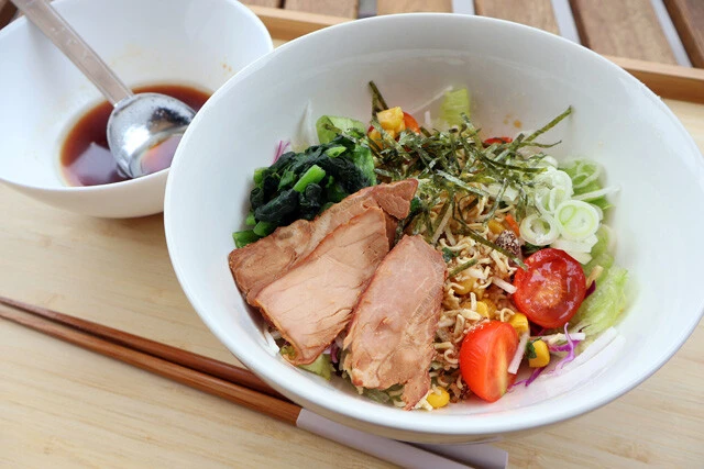 【横浜家系サラダ】熱量大王の家系ラーメンをまさかのドレッシング化！　白飯が進むガッツリサラダ＜野島慎一郎のバカレシピ＞