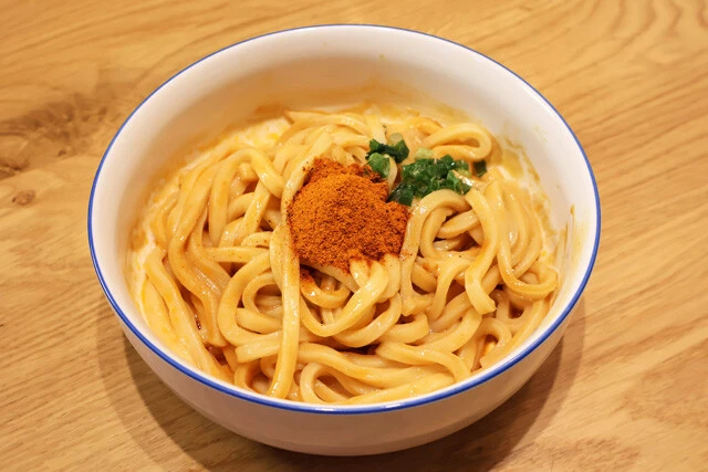 レンチン可能な冷凍うどんを使えば、調理はカップ麺よりも簡単！　味の相性も申し分なし。極太な中華麺を食べている感覚になれる