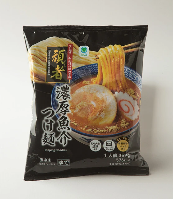 埼玉県川越市のつけ麺の名店監修。別添の特製魚粉パックがスープに濃厚なうまみをプラスする。コシのある極太麺も特徴