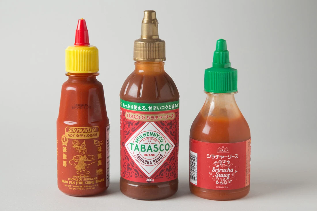 今、最注目の辛ウマ調味料！　この夏は"シラチャ―ソース"をコンビニ商品にかけて食べまくれ！