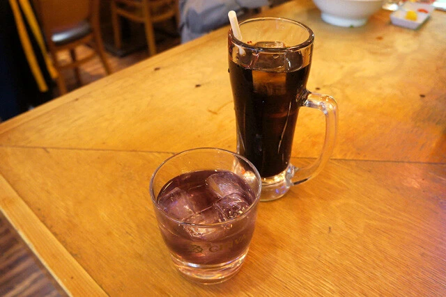 ランチサービスのジョッキ入りアイスコーヒーと比べてもこのサイズ