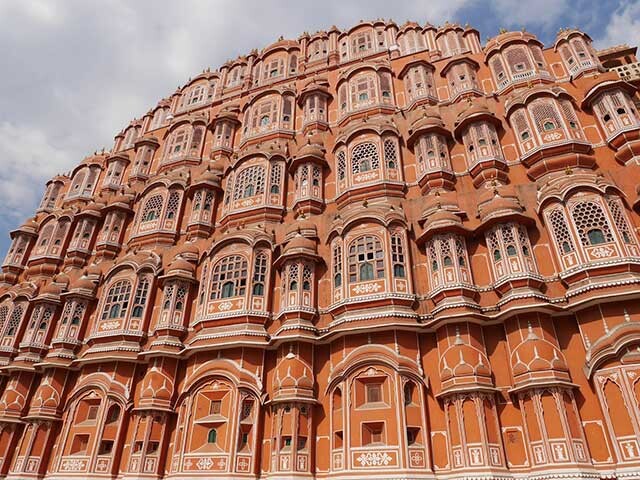 ピンクシティと呼ばれるジャイプルのシンボル「風の宮殿」