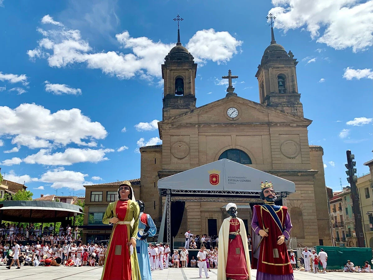 スペインの小さな街エステーリャの中心サン・ファン・バウティスタ教会