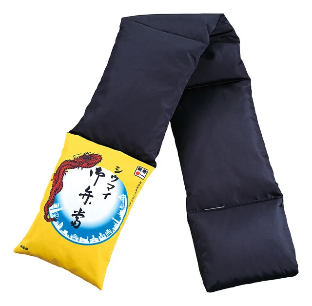 昨年販売した「シウマイ弁当ダウンマフラー」(写真提供/崎陽軒)