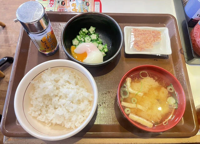 【すき家】まぜのっけ朝食●290円 温泉卵にオクラ、かつおぶしを混ぜてのっける