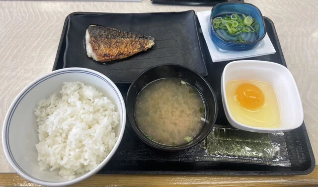 【吉野家】塩さば特朝定食●630円 焼いた塩さばに納豆、玉子がついてくる