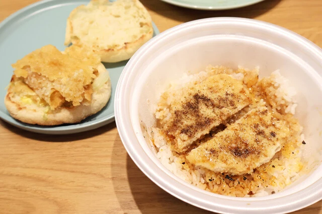 (3)チキン! 余ったうな丼のご飯はせっかくなのでフェイクうな丼にすると満足度が大幅アップ。チキンマックマフィンのチキンの衣を?がしてご飯にのせ、タレと山椒を大量にぶっかけよう