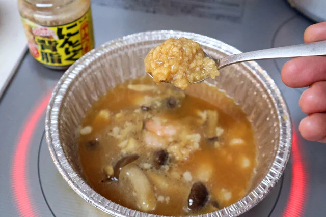 (3)煮込む! 素揚げした具材を(1)に入れ、さらに「やみつきにんにく背脂」をたっぷり投入。かき混ぜながら加熱し、グツグツと煮立てば完成。パンチの利いた二郎系アヒージョを堪能せよ!