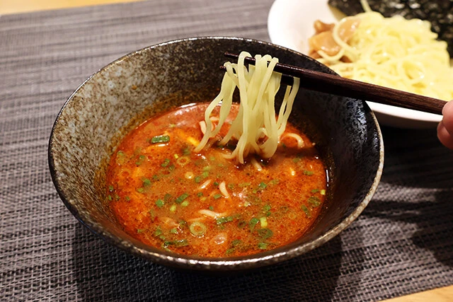 辛辛魚のシメつけ麺 辛辛魚鍋スープは味が強いので、つけ麺にすると激ハマり。1人前ずつ小分けになっているのも便利。もうこれでいいじゃん!