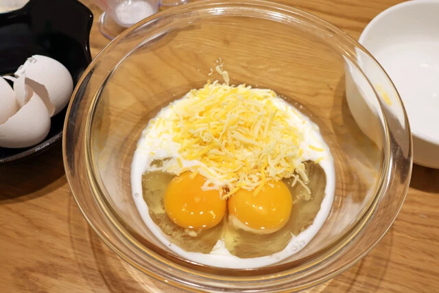 (2)オム! レンチン可能なボウルに牛乳、チーズ、卵を入れてよくかき混ぜ、ラップをして600Wで2分ほど加熱。固まったら取り出し、お好みでバター少量も加えると風味がアップ