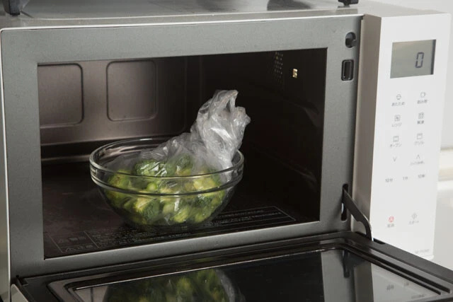 最も簡単な調理方法はレンチン。電子レンジ対応のポリ袋に入れ、口をふわっとねじり、耐熱皿にのせて、約2分30秒（600W・1株分）が目安