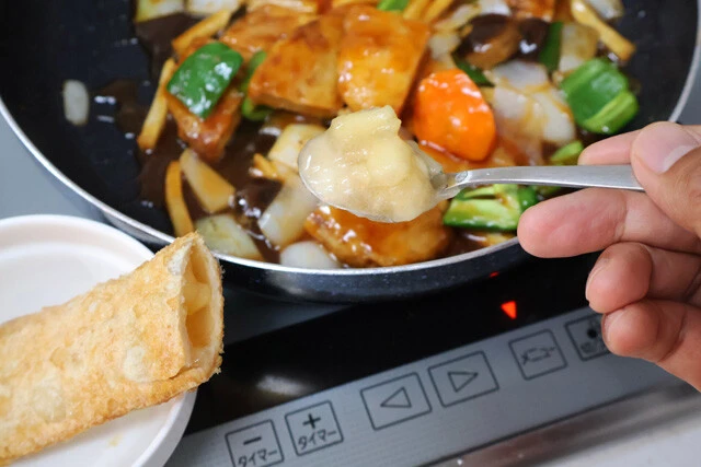 (4)カスタム! 酢豚はパイナップルを入れるべきか否かでよく議論となるが、入れる派の人はホットアップルパイの中身を足そう。違和感ゼロな上、シナモンの風味で味に奥行きも出るぞ