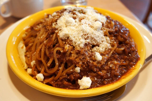 粉チーズをどさりとかけ