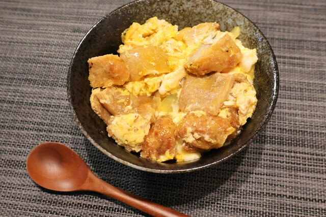 ななチキの赤いきつね親子丼 コンビニチキンの親子丼はすでに多くの人が試しているが、赤いきつねのつゆで作っても激ウマ。お揚げも入れてジューシー感アップ!
