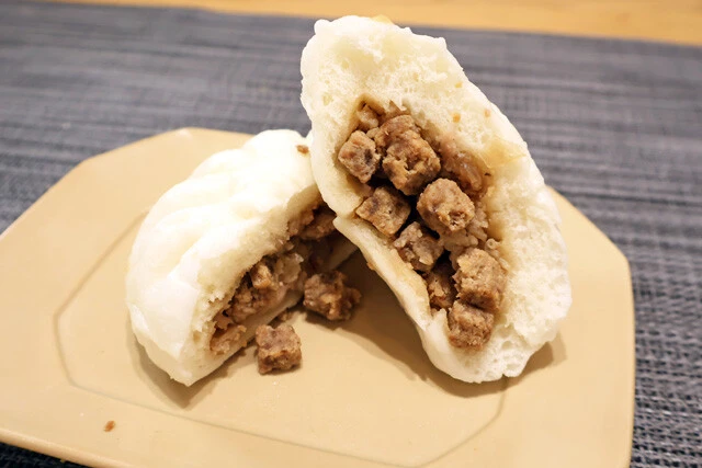 謎肉まん　肉まんの裏面を包丁で開き、お湯で戻した謎肉を入れると食感が粗びき風になって激ウマ！　限界突破させるつもりで詰め込もう！