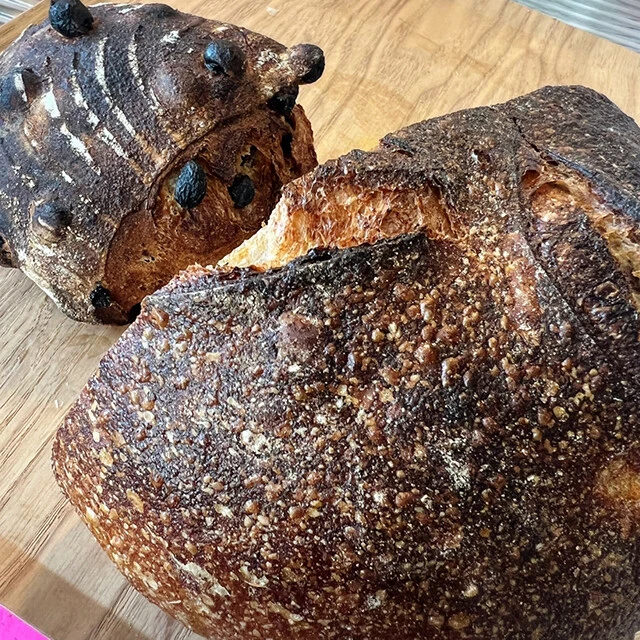 これがサワードウブレッド。写真映えしないのが難点