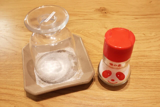 (1)味の素! 平らな皿に味の素をたっぷりと入れておき、グラスのフチに水をつけたらグラスを逆さにして皿の上に置き、こすりつけるようにして味の素をたっぷりと付着させよう